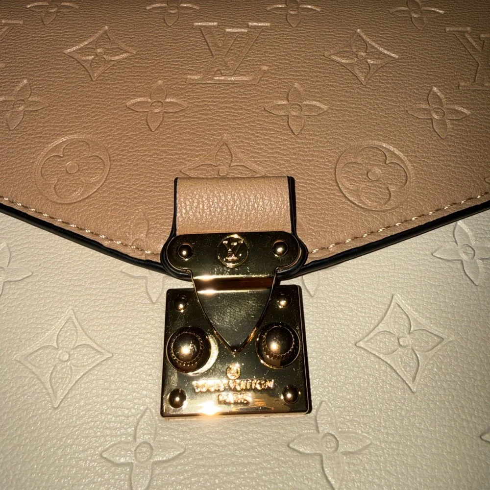 Louis Vuitton Tan and Cream Crossbody Bag - Picture 3 of 9